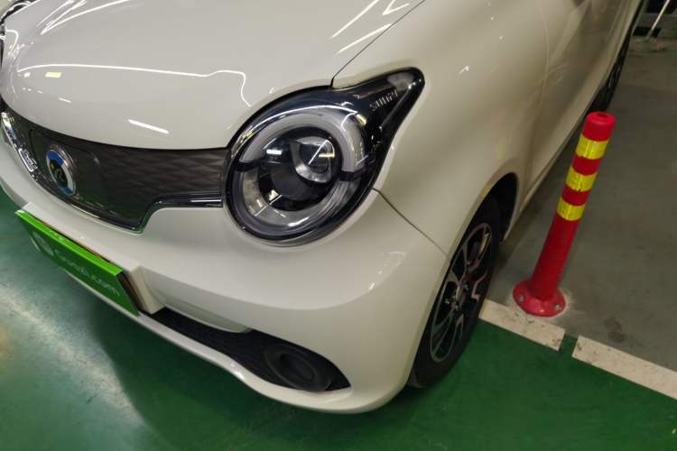 Used Brilliance Xinri i03 2021 318 km 31.45 kWh Left Front Headlight