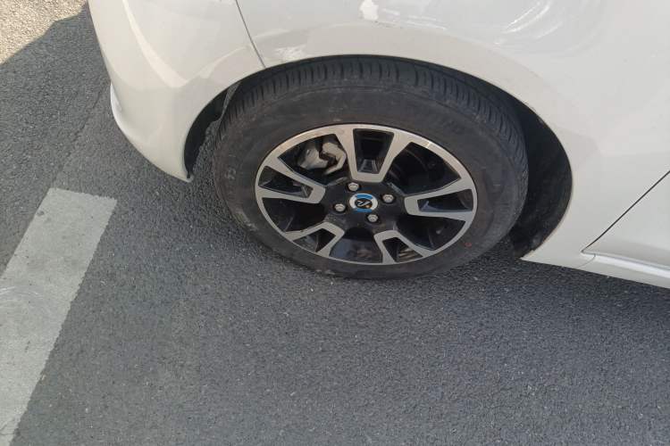 Used Brilliance Xinri i03 2021 318 km 31.45 kWh Left Front Wheel Hub