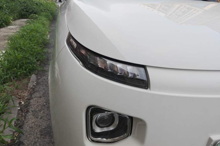 Used Brilliance Xinri i03 2021 318 km 31.45 kWh Right Front Headlight