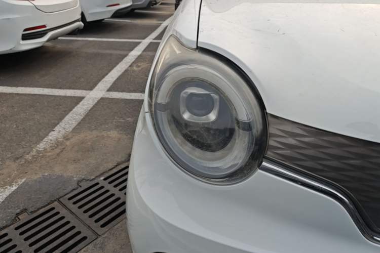 Used Brilliance Xinri i03 2021 318 km 31.45 kWh Right Front Headlight