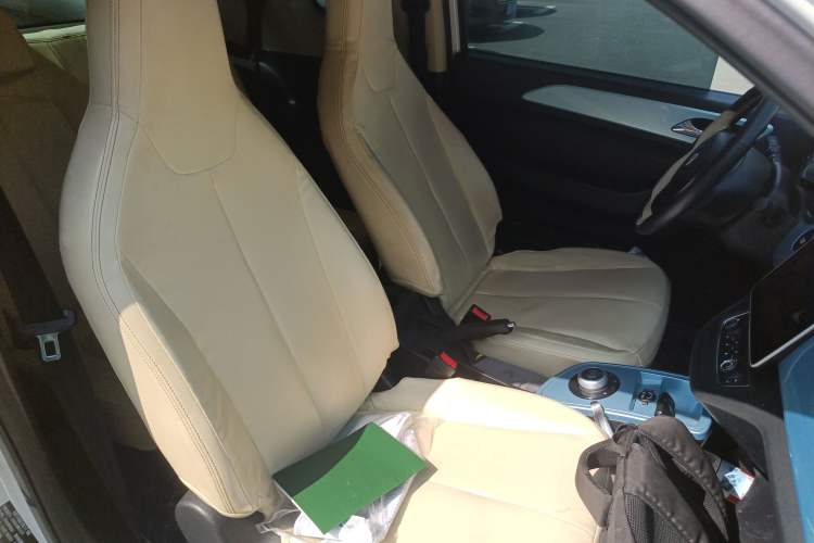 Used Brilliance Xinri i03 2021 318 km 31.45 kWh Right Front Seat