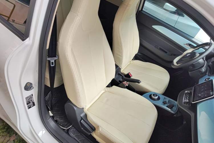Used Brilliance Xinri i03 2021 318 km 31.45 kWh Right Front Seat