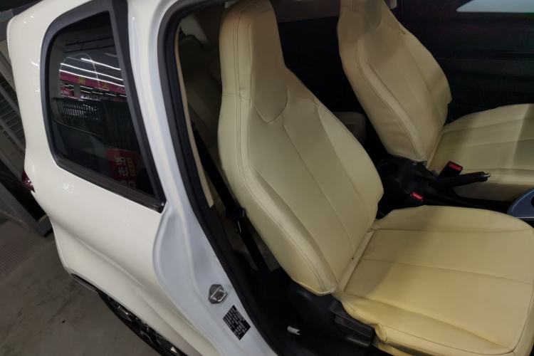 Used Brilliance Xinri i03 2021 318 km 31.45 kWh Right Front Seat