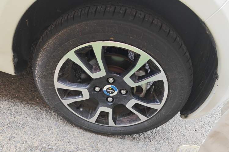 Used Brilliance Xinri i03 2021 318 km 31.45 kWh Right Front Wheel Hub