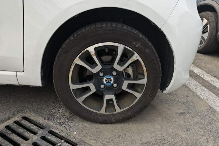 Used Brilliance Xinri i03 2021 318 km 31.45 kWh Right Front Wheel Hub