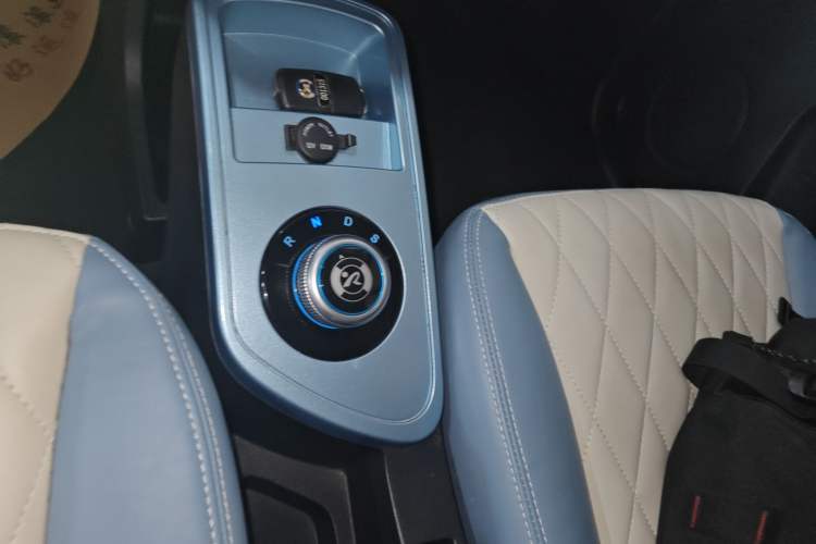 Used Brilliance Xinri i03 2022 Youth Edition 31.45 kWh Gear Lever
