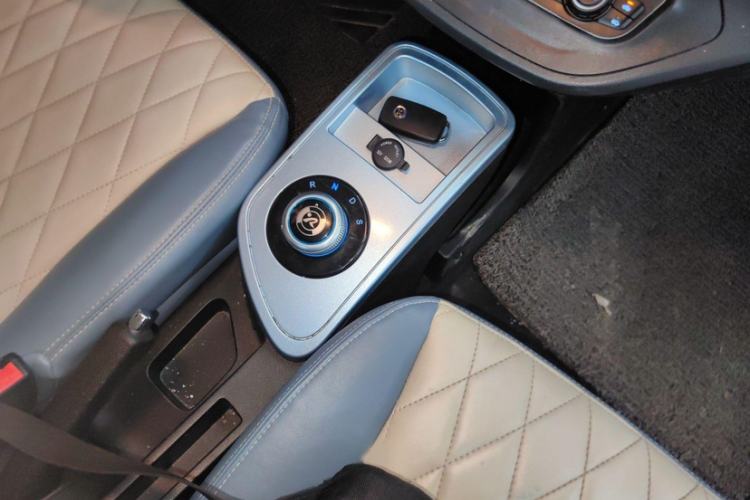 Used Brilliance Xinri i03 2022 Youth Edition 31.45 kWh Interior 11