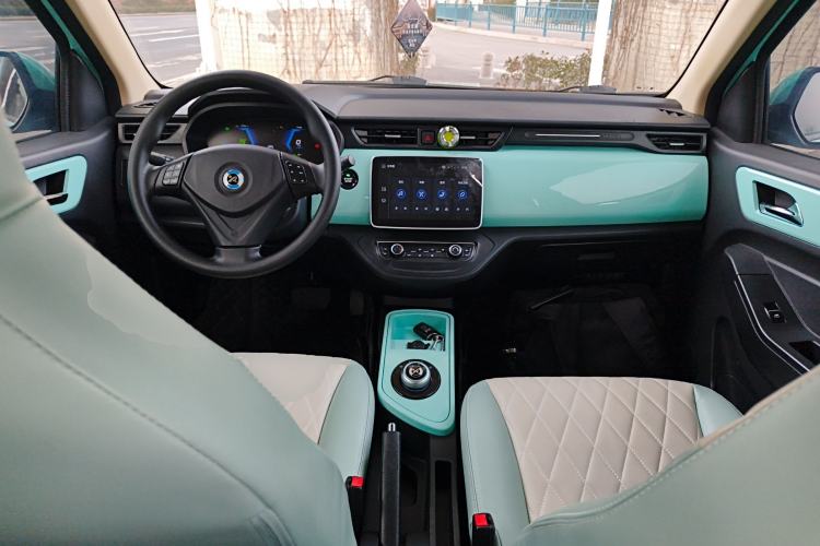 Used Brilliance Xinri i03 2022 Youth Edition 31.45 kWh Center Console
