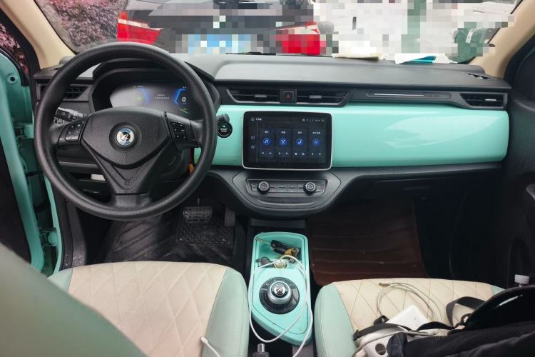 Used Brilliance Xinri i03 2022 Youth Edition 31.45 kWh Center Console