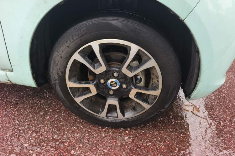 Used Brilliance Xinri i03 2022 Youth Edition 31.45 kWh Right Front Wheel Hub