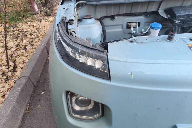 Used Brilliance Xinri i03A 2021 318 km 31.45 kWh Right Front Headlight