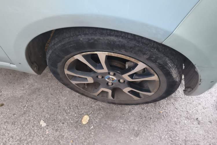 Used Brilliance Xinri i03A 2021 318 km 31.45 kWh Right Front Wheel Hub