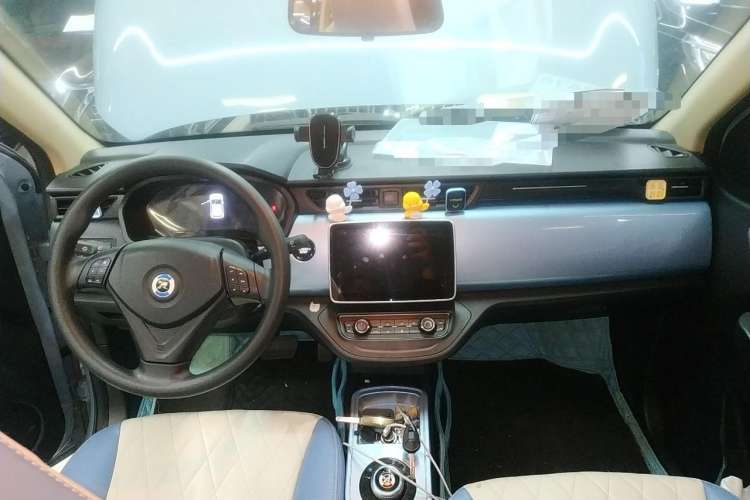 Used Brilliance Xinri i03A 2021 318 km 31.45 kWh Center Console