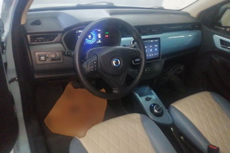 Used Brilliance Xinri i03A 2021 318 km 31.45 kWh Center Console