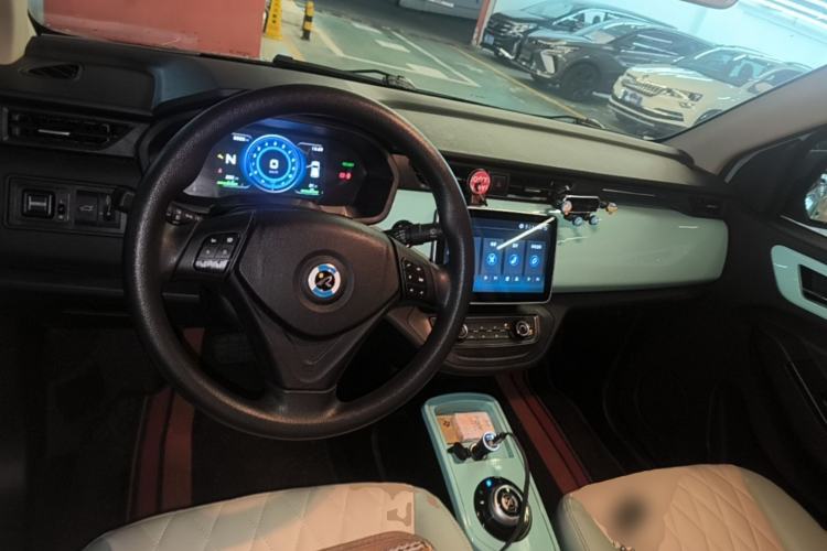 Used Brilliance Xinri i03A 2021 318 km 31.45 kWh Center Console