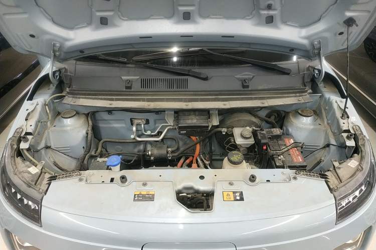 Used Brilliance Xinri i03A 2021 318 km 31.45 kWh Engine Bay