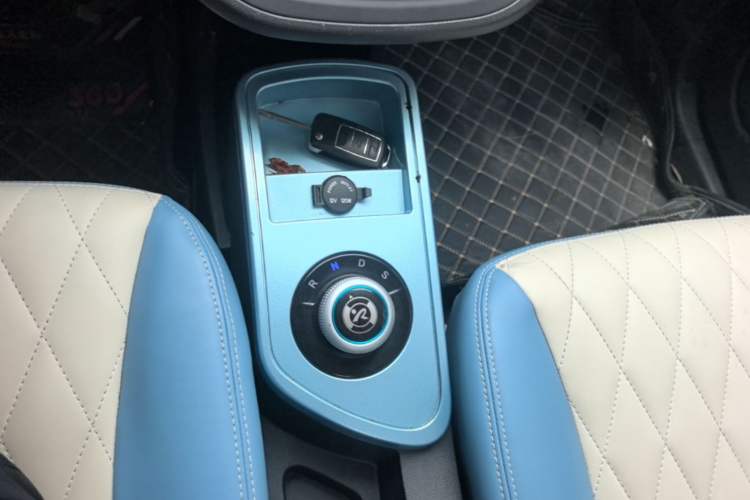 Used Brilliance Xinri i03A 2021 410 km 38.54 kWh Gear Lever
