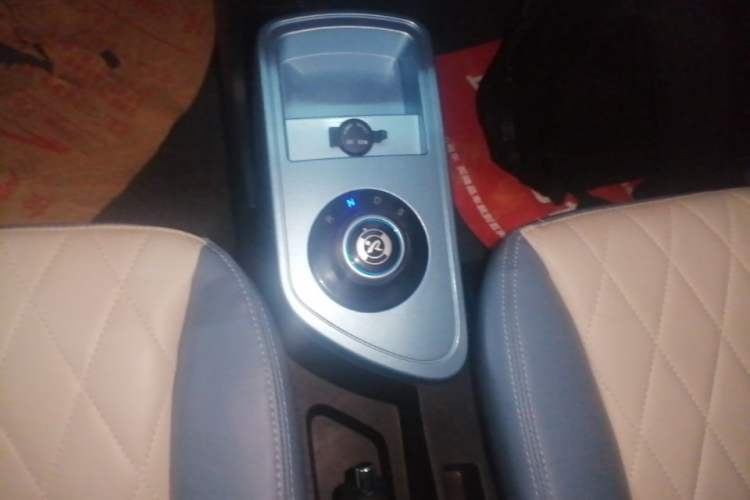 Used Brilliance Xinri i03A 2021 318 km 31.45 kWh Gear Lever