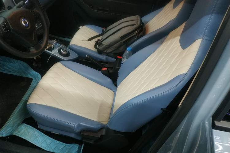 Used Brilliance Xinri i03A 2021 318 km 31.45 kWh Left Front Seat