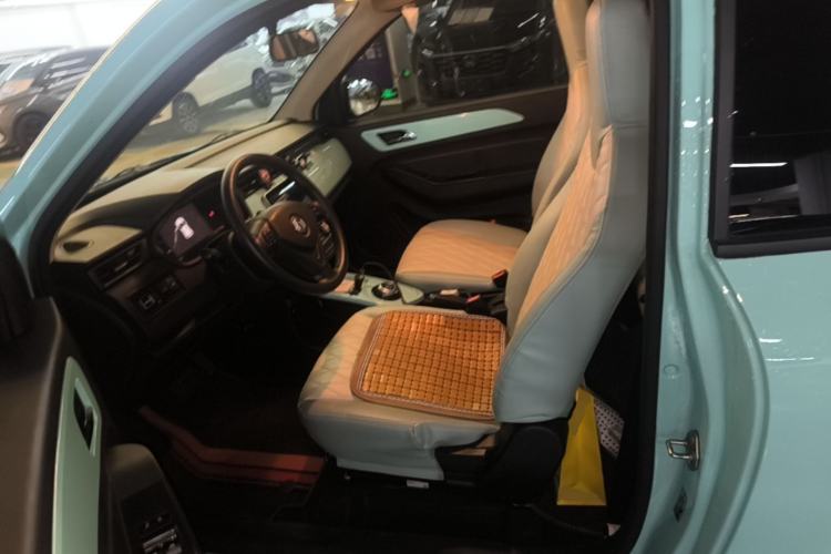 Used Brilliance Xinri i03A 2021 318 km 31.45 kWh Left Front Seat
