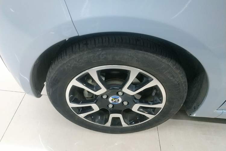 Used Brilliance Xinri i03A 2021 318 km 31.45 kWh Left Front Wheel Hub