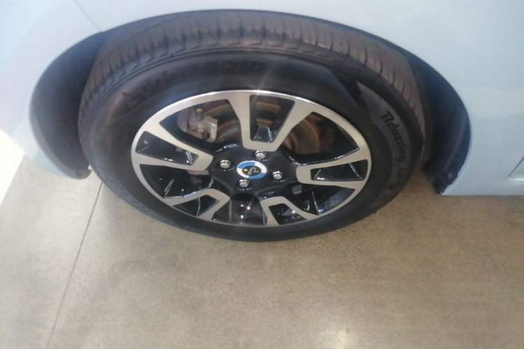 Used Brilliance Xinri i03A 2021 318 km 31.45 kWh Left Front Wheel Hub