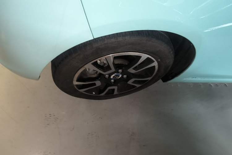 Used Brilliance Xinri i03A 2021 318 km 31.45 kWh Left Front Wheel Hub