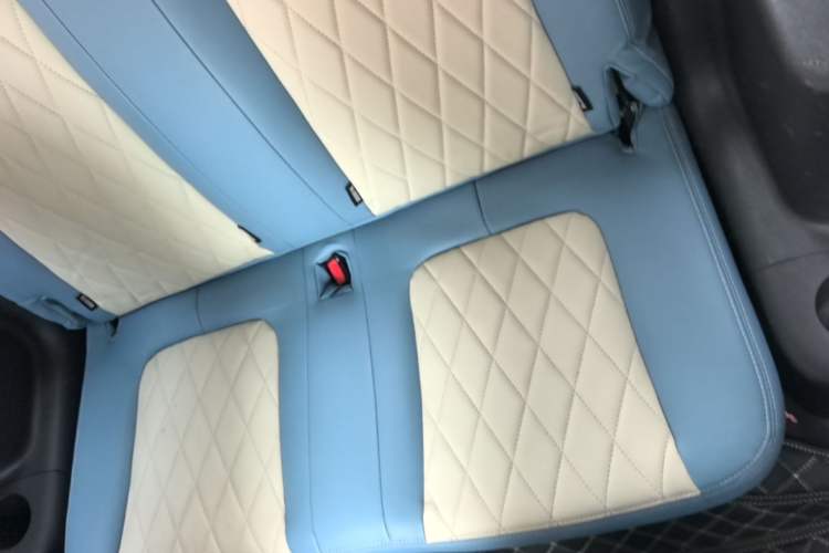 Used Brilliance Xinri i03A 2021 410 km 38.54 kWh Left Rear Seat