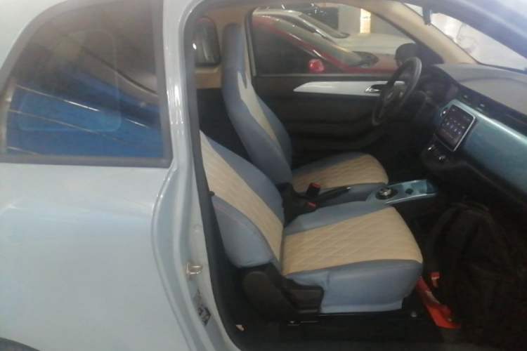 Used Brilliance Xinri i03A 2021 318 km 31.45 kWh Right Front Seat