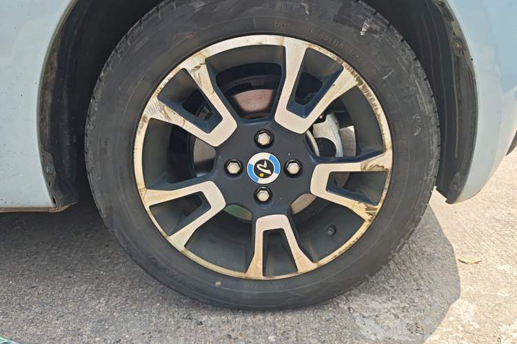 Used Brilliance Xinri i03A 2021 318 km 31.45 kWh Right Front Wheel Hub
