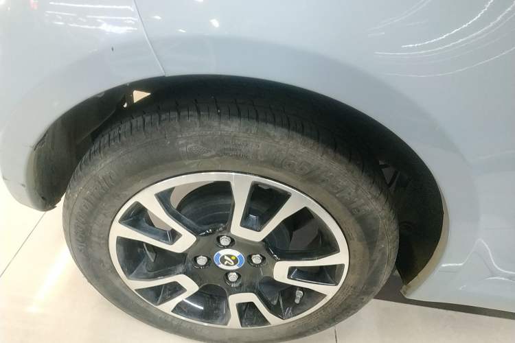 Used Brilliance Xinri i03A 2021 318 km 31.45 kWh Right Rear Wheel Hub