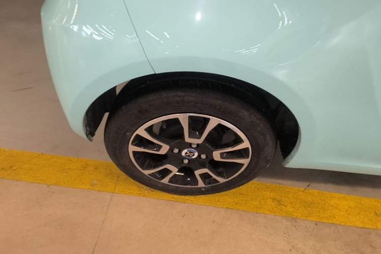 Used Brilliance Xinri i03A 2021 318 km 31.45 kWh Right Rear Wheel Hub