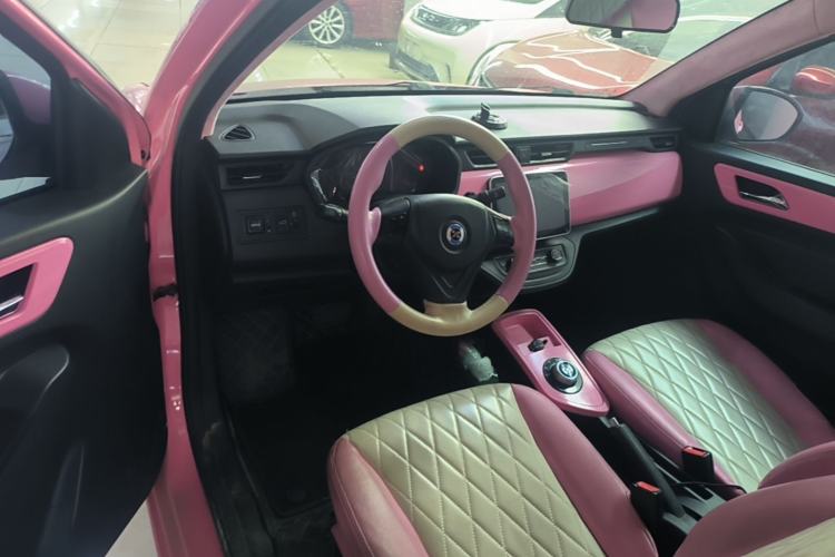 Used Brilliance Xinri i03A 2021 318 km 31.45 kWh Center Console