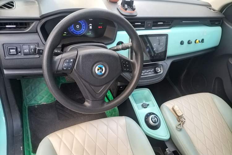 Used Brilliance Xinri i03A 2021 318 km 31.45 kWh Center Console