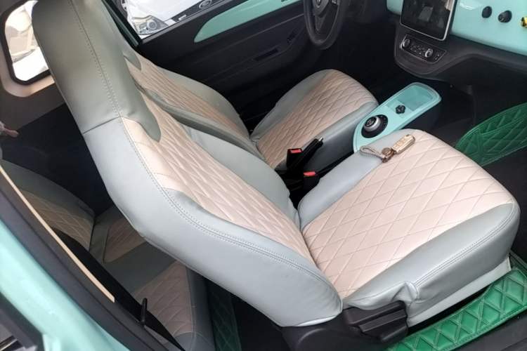 Used Brilliance Xinri i03A 2021 318 km 31.45 kWh Right Front Seat