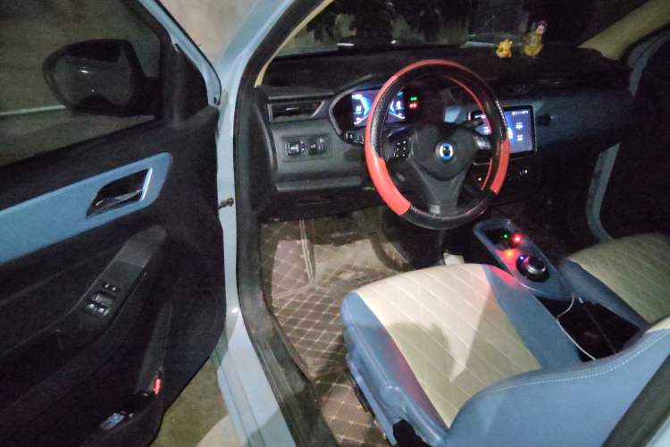 Used Brilliance Xinri i03A 2021 318 km 31.45 kWh Driver Seat