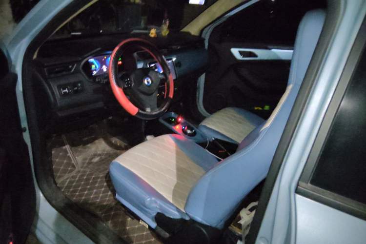 Used Brilliance Xinri i03A 2021 318 km 31.45 kWh Left Front Seat