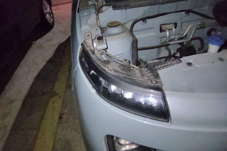 Used Brilliance Xinri i03A 2021 318 km 31.45 kWh Right Front Headlight