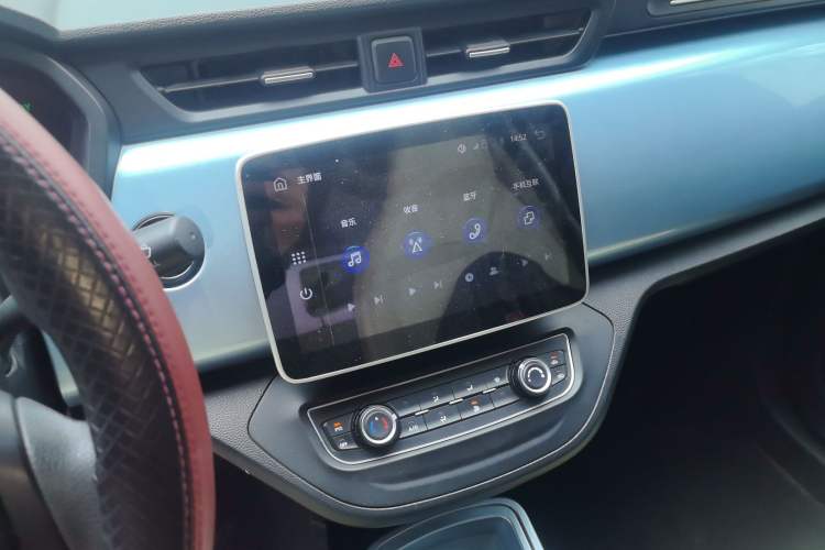 Used Brilliance Xinri i03A 2021 318 km 31.45 kWh Audio And AC Panel