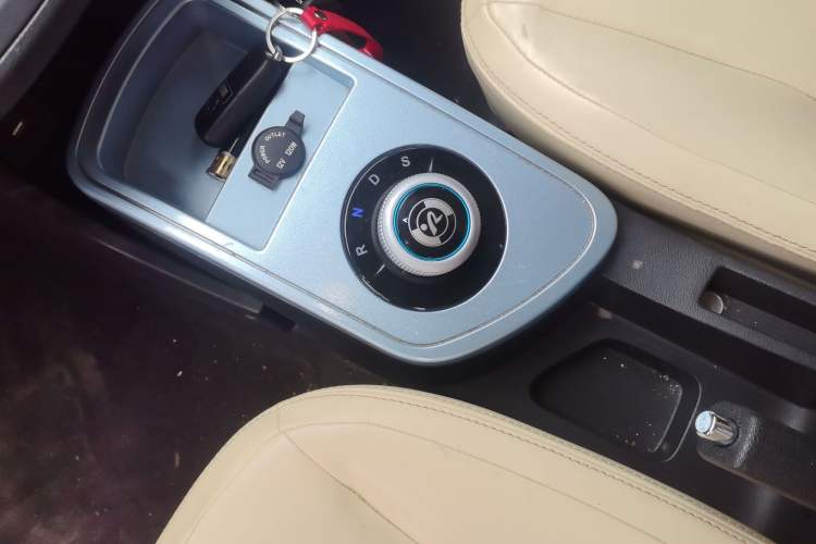 Used Brilliance Xinri i03A 2021 318 km 31.45 kWh Gear Lever