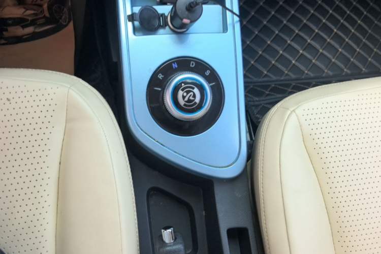 Used Brilliance Xinri i03A 2021 318 km 31.45 kWh Gear Lever