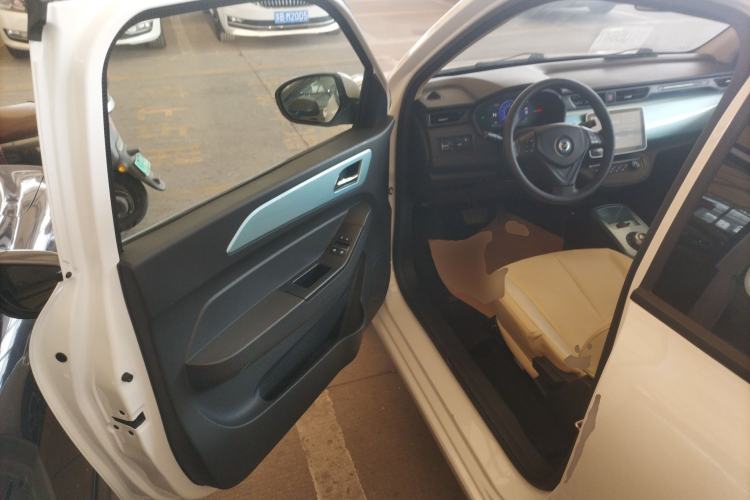 Used Brilliance Xinri i03A 2021 318 km 31.45 kWh Interior 3