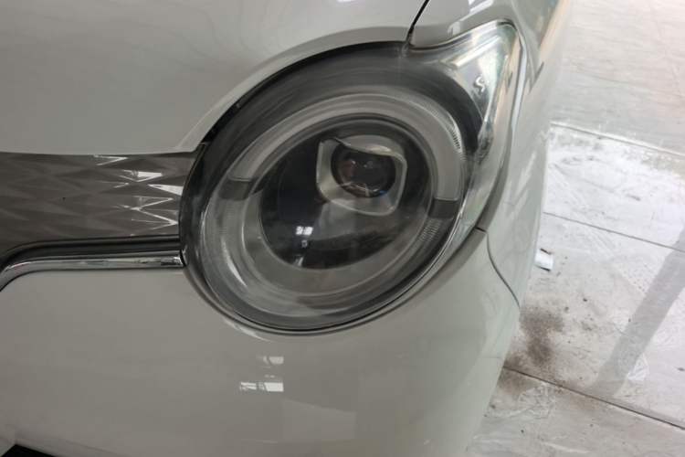 Used Brilliance Xinri i03A 2021 318 km 31.45 kWh Left Front Headlight