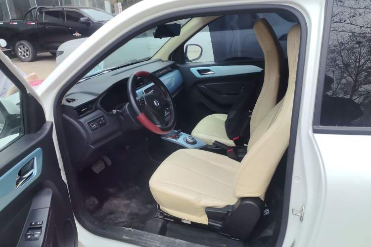 Used Brilliance Xinri i03A 2021 318 km 31.45 kWh Left Front Seat