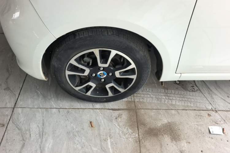 Used Brilliance Xinri i03A 2021 318 km 31.45 kWh Left Front Wheel Hub