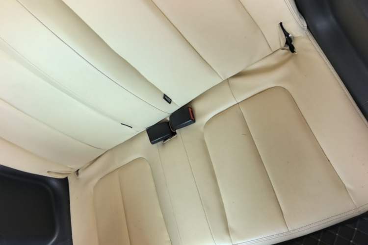 Used Brilliance Xinri i03A 2021 318 km 31.45 kWh Left Rear Seat