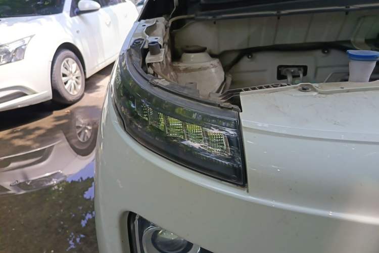 Used Brilliance Xinri i03A 2021 318 km 31.45 kWh Right Front Headlight