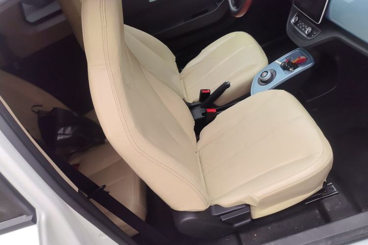 Used Brilliance Xinri i03A 2021 318 km 31.45 kWh Right Front Seat