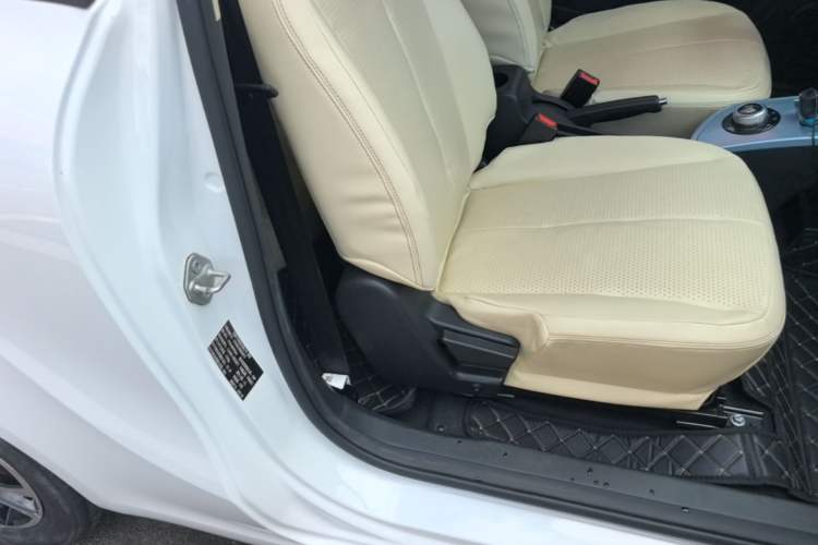 Used Brilliance Xinri i03A 2021 318 km 31.45 kWh Right Front Seat