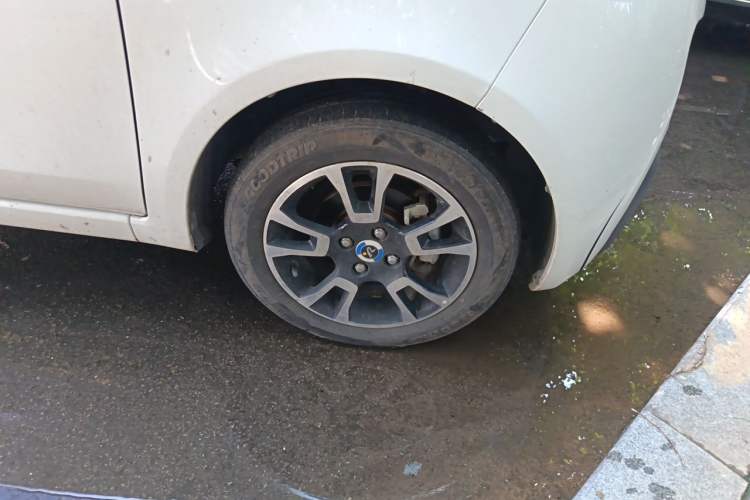 Used Brilliance Xinri i03A 2021 318 km 31.45 kWh Right Front Wheel Hub